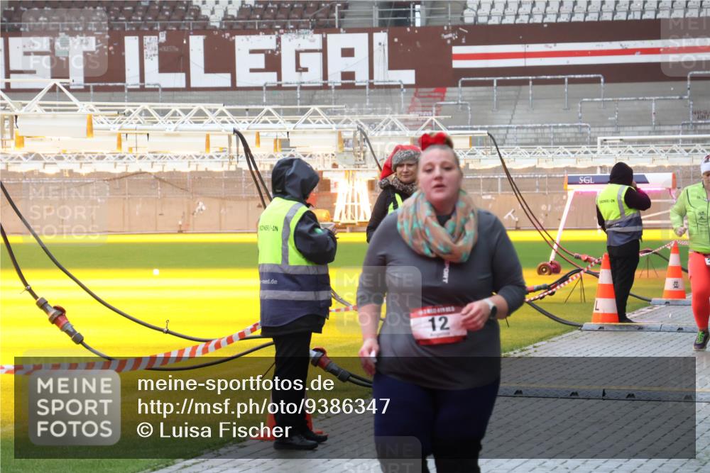 07.12.2025 - St. Pauli X-Mass-Run No. 15 Luisa Fischer http://msf.ph/oto/9386347 07.12.2025 11:40:20 Ziel 12, 12, 533, 1168, 1169, 1533, 1838, 1843, 2031, 2561, 3362, 3593 meine-sportfotos.de