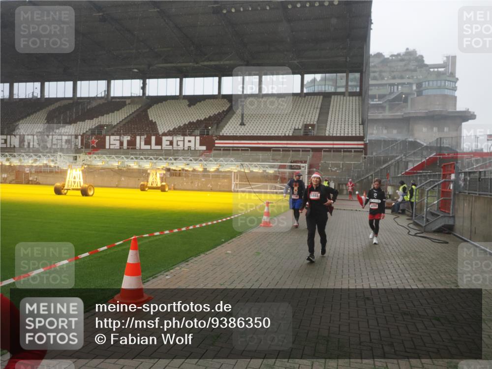 07.12.2025 - St. Pauli X-Mass-Run No. 15 Fabian Wolf http://msf.ph/oto/9386350 07.12.2025 10:15:24 Ziel 431, 436, 438, 1180, 1183, 1885, 2666, 2667, 2668, 3103, 4494, 4536 meine-sportfotos.de