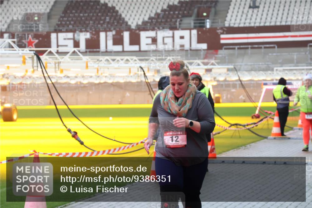 07.12.2025 - St. Pauli X-Mass-Run No. 15 Luisa Fischer http://msf.ph/oto/9386351 07.12.2025 11:40:21 Ziel 5, 12, 12, 533, 1168, 1169, 1533, 1838, 1843, 2031, 2561, 3362, 3593 meine-sportfotos.de