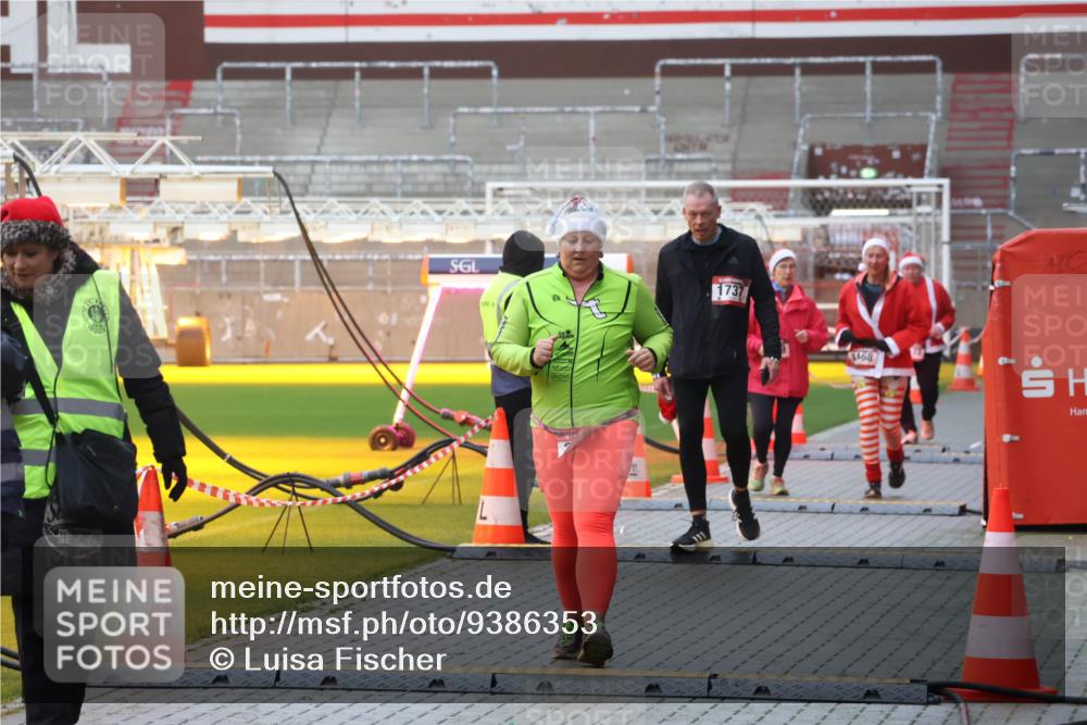 07.12.2025 - St. Pauli X-Mass-Run No. 15 Luisa Fischer http://msf.ph/oto/9386353 07.12.2025 11:40:23 Ziel 111, 1737, 1168, 12, 533, 1168, 1169, 1533, 1838, 1843, 2031, 2561, 3362, 3593 meine-sportfotos.de