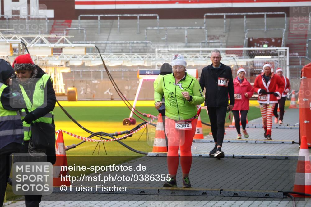 07.12.2025 - St. Pauli X-Mass-Run No. 15 Luisa Fischer http://msf.ph/oto/9386355 07.12.2025 11:40:23 Ziel 1737, 3362, 69, 1168, 12, 533, 1168, 1169, 1533, 1838, 1843, 2031, 2561, 3362, 3593 meine-sportfotos.de
