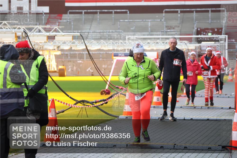07.12.2025 - St. Pauli X-Mass-Run No. 15 Luisa Fischer http://msf.ph/oto/9386356 07.12.2025 11:40:23 Ziel 1737, 169, 1168, 12, 533, 1168, 1169, 1533, 1838, 1843, 2031, 2561, 3362, 3593 meine-sportfotos.de