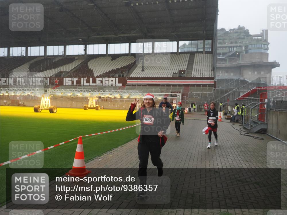 07.12.2025 - St. Pauli X-Mass-Run No. 15 Fabian Wolf http://msf.ph/oto/9386357 07.12.2025 10:15:25 Ziel 431, 436, 438, 1180, 1183, 1885, 3103, 4494, 4536 meine-sportfotos.de