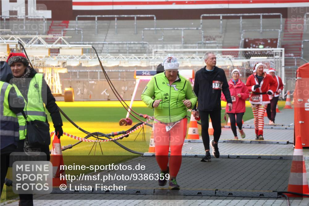 07.12.2025 - St. Pauli X-Mass-Run No. 15 Luisa Fischer http://msf.ph/oto/9386359 07.12.2025 11:40:24 Ziel 173, 69, 1168, 12, 533, 1168, 1169, 1533, 1838, 1843, 2031, 2561, 3362 meine-sportfotos.de