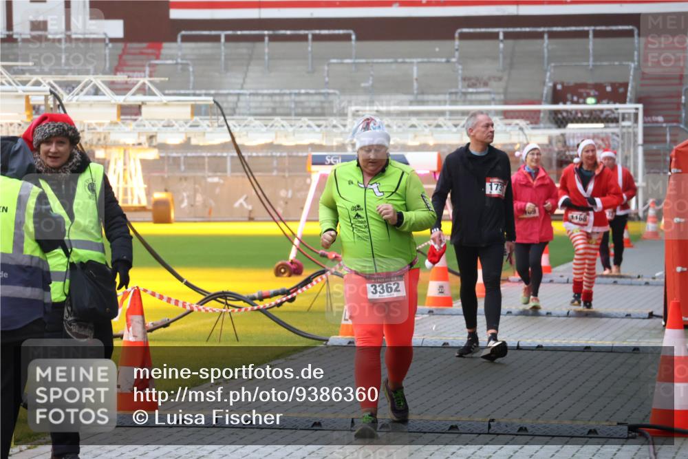 07.12.2025 - St. Pauli X-Mass-Run No. 15 Luisa Fischer http://msf.ph/oto/9386360 07.12.2025 11:40:24 Ziel 3362, 173, 1168, 12, 533, 1168, 1169, 1533, 1838, 1843, 2031, 2561, 3362 meine-sportfotos.de