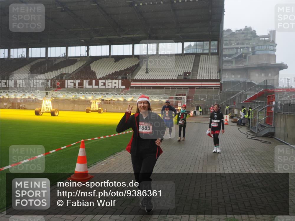 07.12.2025 - St. Pauli X-Mass-Run No. 15 Fabian Wolf http://msf.ph/oto/9386361 07.12.2025 10:15:25 Ziel 431, 436, 438, 1180, 1183, 1885, 3103, 4494, 4536 meine-sportfotos.de