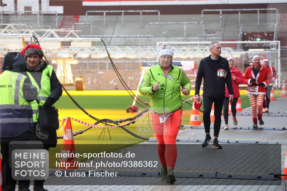 07.12.2025 - St. Pauli X-Mass-Run No. 15 Luisa Fischer http://msf.ph/oto/9386362 07.12.2025 11:40:24 Ziel 173, 33, 1168, 12, 533, 1168, 1169, 1533, 1838, 1843, 2031, 2561, 3362 meine-sportfotos.de