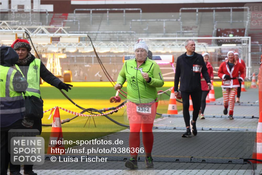 07.12.2025 - St. Pauli X-Mass-Run No. 15 Luisa Fischer http://msf.ph/oto/9386366 07.12.2025 11:40:25 Ziel 3362, 8911, 12, 533, 1168, 1169, 1533, 1838, 1843, 2031, 2561, 3362 meine-sportfotos.de