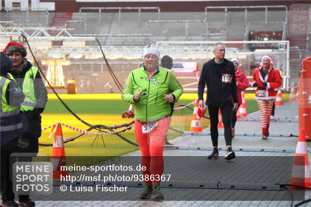 07.12.2025 - St. Pauli X-Mass-Run No. 15 Luisa Fischer http://msf.ph/oto/9386367 07.12.2025 11:40:25 Ziel 3362, 1173, 1166, 12, 533, 1168, 1169, 1533, 1838, 1843, 2031, 2561, 3362 meine-sportfotos.de