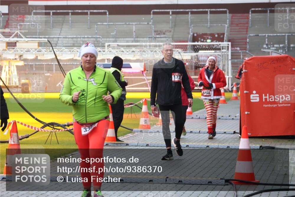 07.12.2025 - St. Pauli X-Mass-Run No. 15 Luisa Fischer http://msf.ph/oto/9386370 07.12.2025 11:40:26 Ziel 33, 173, 1168, 12, 533, 1168, 1169, 1533, 1838, 1843, 2031, 2561, 3362 meine-sportfotos.de