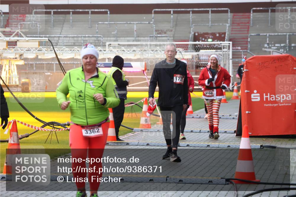 07.12.2025 - St. Pauli X-Mass-Run No. 15 Luisa Fischer http://msf.ph/oto/9386371 07.12.2025 11:40:26 Ziel 3362, 1737, 1168, 12, 533, 1168, 1169, 1533, 1838, 1843, 2031, 2561, 3362 meine-sportfotos.de