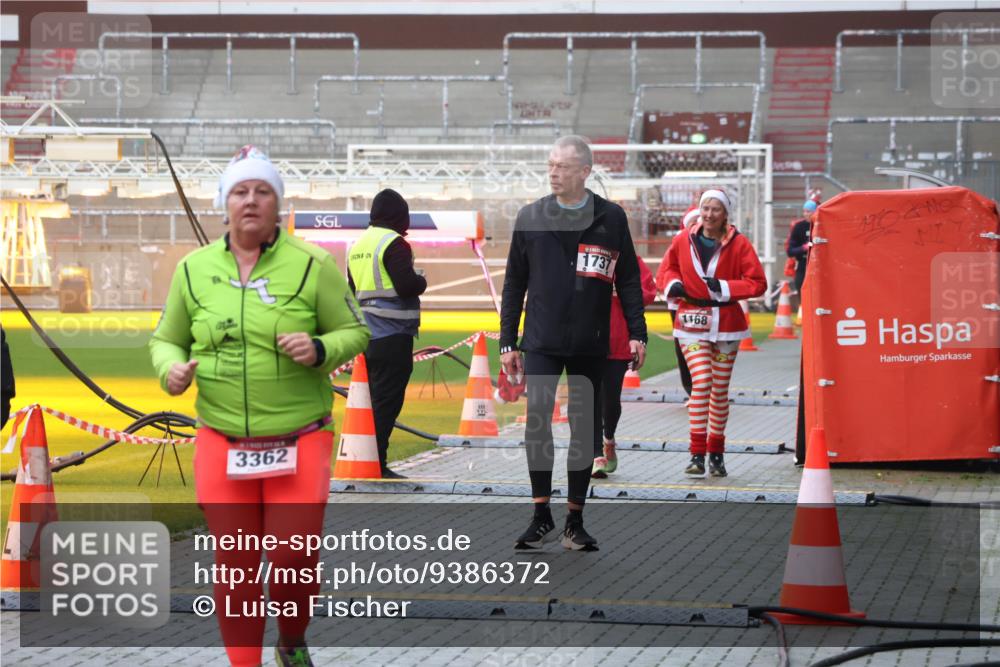 07.12.2025 - St. Pauli X-Mass-Run No. 15 Luisa Fischer http://msf.ph/oto/9386372 07.12.2025 11:40:26 Ziel 3362, 1737, 1168, 12, 533, 1168, 1169, 1533, 1838, 1843, 2031, 2561, 3362 meine-sportfotos.de