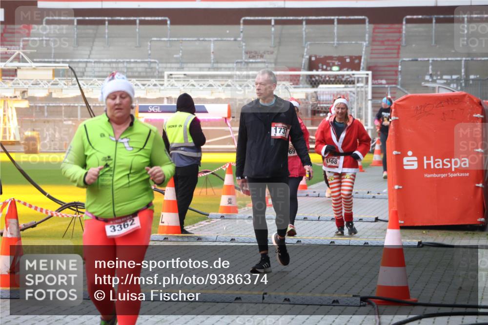07.12.2025 - St. Pauli X-Mass-Run No. 15 Luisa Fischer http://msf.ph/oto/9386374 07.12.2025 11:40:27 Ziel 3362, 1737, 69, 1168, 12, 533, 1168, 1169, 1533, 1838, 1843, 2031, 2561, 3362 meine-sportfotos.de