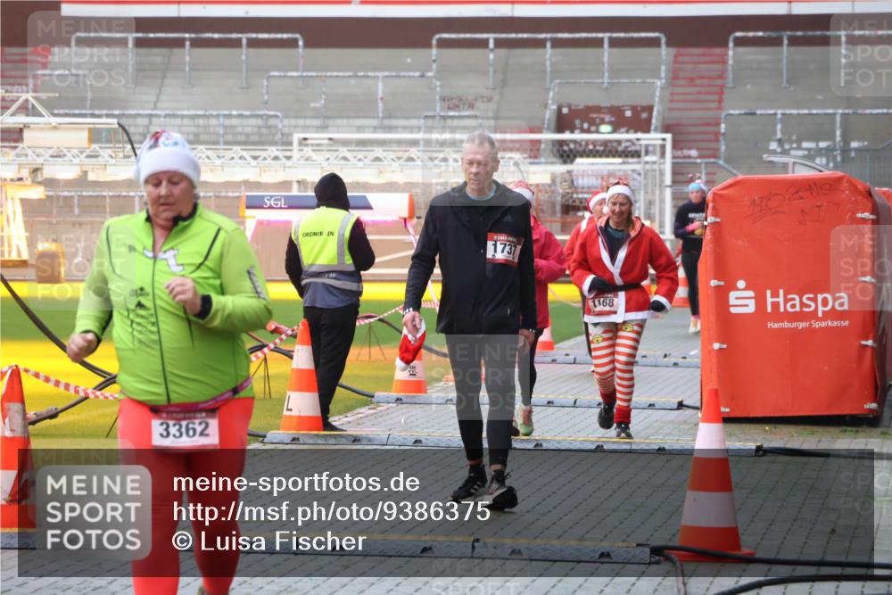 07.12.2025 - St. Pauli X-Mass-Run No. 15 Luisa Fischer http://msf.ph/oto/9386375 07.12.2025 11:40:27 Ziel 3362, 1737, 1168, 12, 533, 1168, 1169, 1533, 1838, 1843, 2031, 2561, 3362 meine-sportfotos.de
