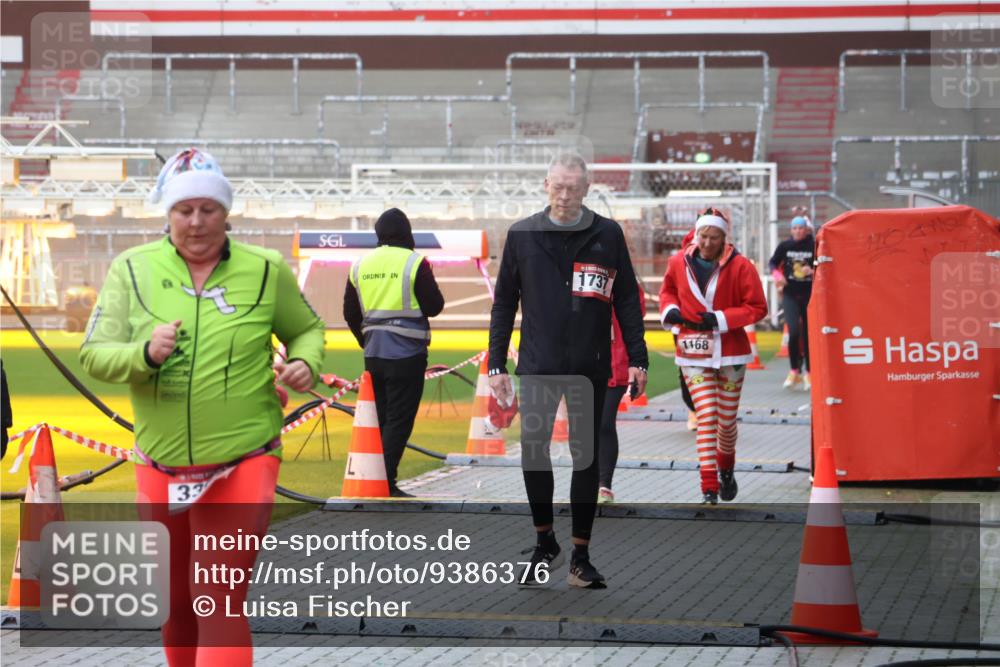 07.12.2025 - St. Pauli X-Mass-Run No. 15 Luisa Fischer http://msf.ph/oto/9386376 07.12.2025 11:40:27 Ziel 33, 1737, 1168, 12, 533, 1168, 1169, 1533, 1838, 1843, 2031, 2561, 3362 meine-sportfotos.de