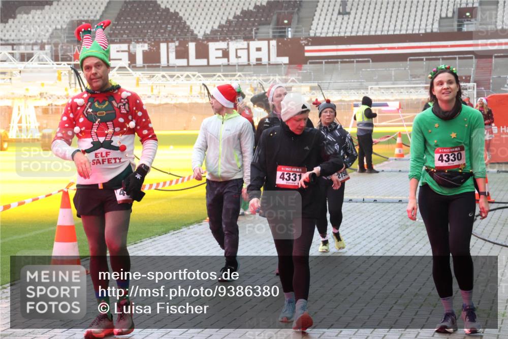 07.12.2025 - St. Pauli X-Mass-Run No. 15 Luisa Fischer http://msf.ph/oto/9386380 07.12.2025 10:20:04 Ziel 4, 4331, 5, 4330, 658, 661, 2750, 3011, 3013, 3695, 3893, 4038, 4074, 4115, 4466 meine-sportfotos.de