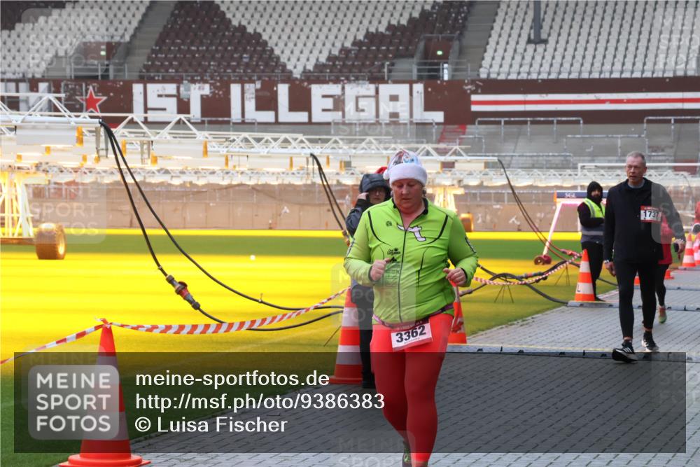 07.12.2025 - St. Pauli X-Mass-Run No. 15 Luisa Fischer http://msf.ph/oto/9386383 07.12.2025 11:40:30 Ziel 1, 3362, 1737, 12, 533, 1168, 1169, 1533, 1838, 1843, 2031, 2561, 3362 meine-sportfotos.de