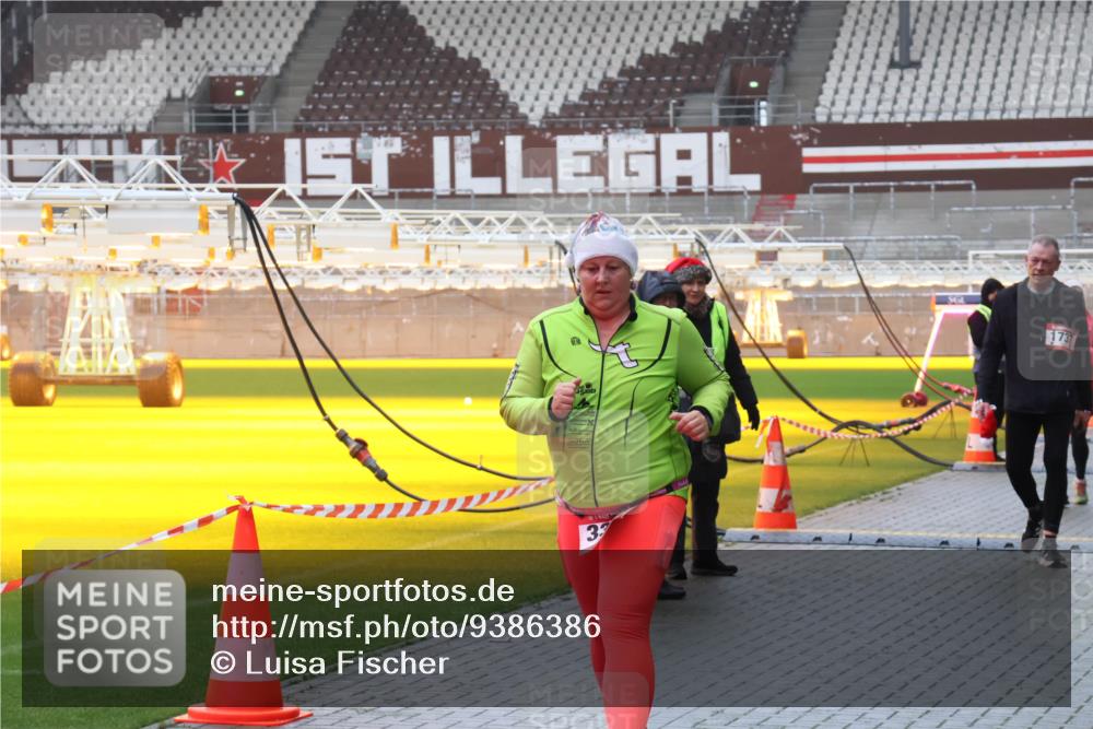 07.12.2025 - St. Pauli X-Mass-Run No. 15 Luisa Fischer http://msf.ph/oto/9386386 07.12.2025 11:40:30 Ziel 33, 173, 12, 533, 1168, 1169, 1533, 1838, 1843, 2031, 2561, 3362 meine-sportfotos.de