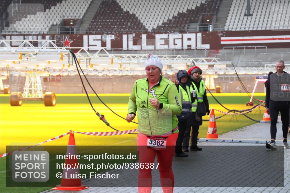 07.12.2025 - St. Pauli X-Mass-Run No. 15 Luisa Fischer http://msf.ph/oto/9386387 07.12.2025 11:40:31 Ziel 3362, 1737, 12, 533, 1168, 1169, 1533, 1838, 1843, 2031, 2561, 3362, 3824, 3825 meine-sportfotos.de