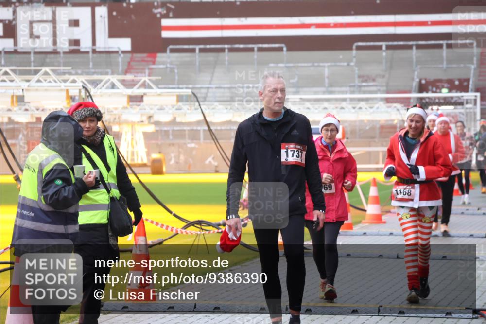 07.12.2025 - St. Pauli X-Mass-Run No. 15 Luisa Fischer http://msf.ph/oto/9386390 07.12.2025 11:40:32 Ziel 1737, 0, 69, 1168, 533, 1168, 1169, 1533, 1838, 1843, 2031, 2144, 2561, 2713, 3362, 3554, 3824, 3825 meine-sportfotos.de