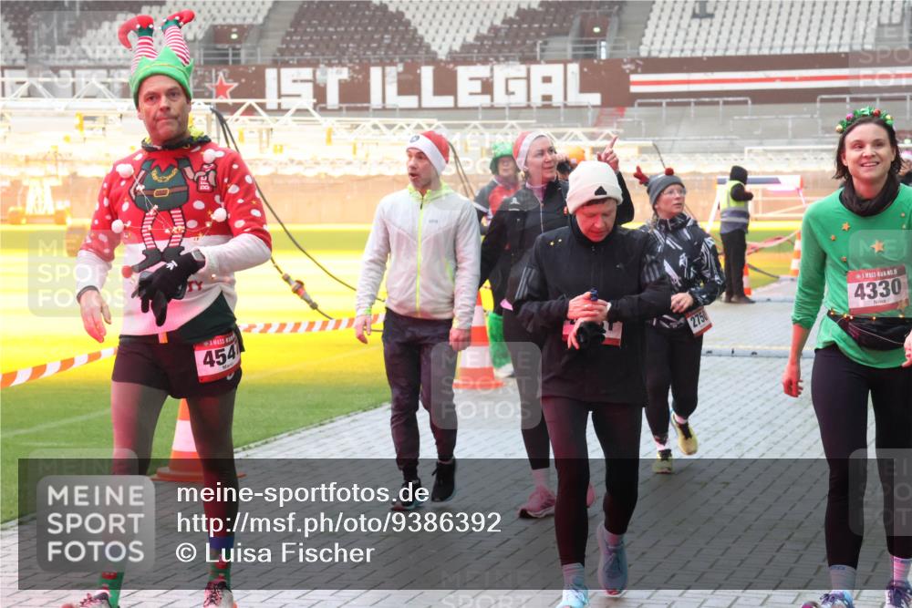 07.12.2025 - St. Pauli X-Mass-Run No. 15 Luisa Fischer http://msf.ph/oto/9386392 07.12.2025 10:20:05 Ziel 454, 2750, 15, 4330, 658, 661, 2750, 3011, 3013, 3695, 3893, 4038, 4074, 4115, 4466 meine-sportfotos.de
