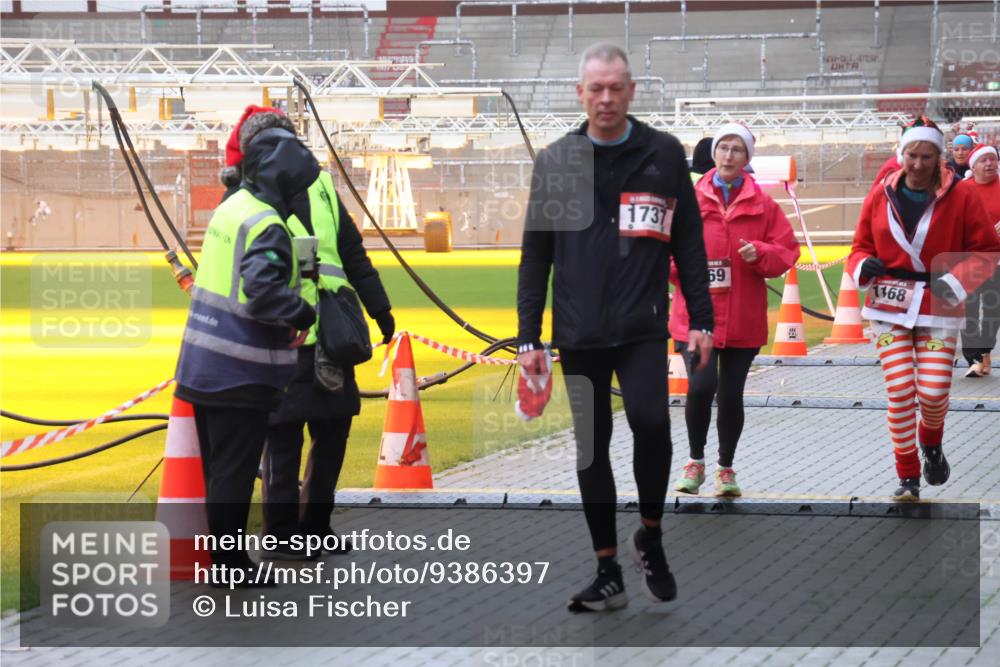 07.12.2025 - St. Pauli X-Mass-Run No. 15 Luisa Fischer http://msf.ph/oto/9386397 07.12.2025 11:40:33 Ziel 1737, 69, 1168, 533, 1168, 1169, 1533, 1838, 1843, 2031, 2144, 2561, 2713, 3362, 3554, 3824, 3825 meine-sportfotos.de