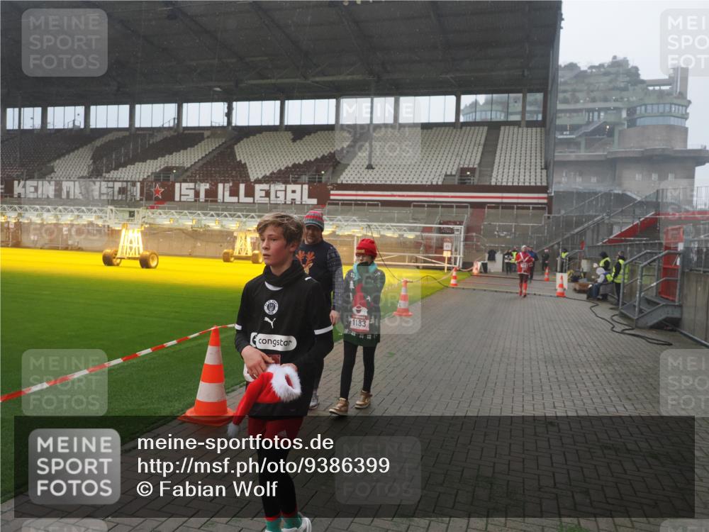 07.12.2025 - St. Pauli X-Mass-Run No. 15 Fabian Wolf http://msf.ph/oto/9386399 07.12.2025 10:15:29 Ziel 431, 436, 438, 1180, 1183, 1885, 3053, 3103, 4494, 4536 meine-sportfotos.de