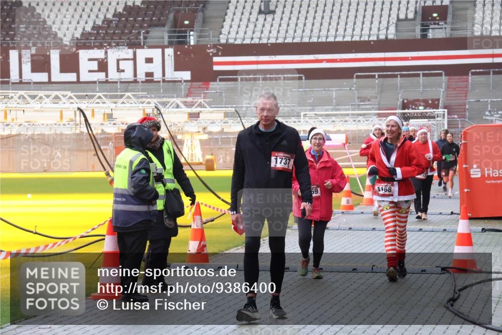 07.12.2025 - St. Pauli X-Mass-Run No. 15 Luisa Fischer http://msf.ph/oto/9386400 07.12.2025 11:40:34 Ziel 1737, 69, 1168, 33, 533, 1168, 1169, 1533, 1756, 1838, 1843, 2031, 2144, 2561, 2713, 3362, 3554, 3824, 3825 meine-sportfotos.de