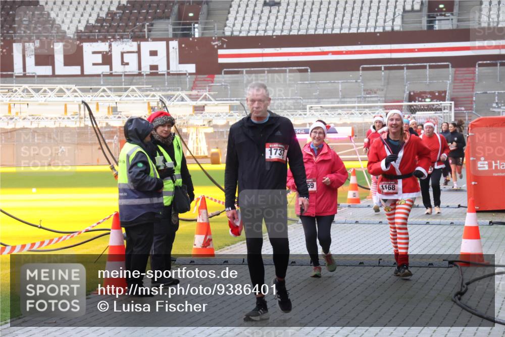 07.12.2025 - St. Pauli X-Mass-Run No. 15 Luisa Fischer http://msf.ph/oto/9386401 07.12.2025 11:40:34 Ziel 1737, 69, 1168, 4, 533, 1168, 1169, 1533, 1756, 1838, 1843, 2031, 2144, 2561, 2713, 3362, 3554, 3824, 3825 meine-sportfotos.de