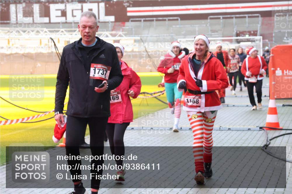 07.12.2025 - St. Pauli X-Mass-Run No. 15 Luisa Fischer http://msf.ph/oto/9386411 07.12.2025 11:40:38 Ziel 27, 5, 1737, 69, 1168, 533, 1168, 1169, 1533, 1756, 1838, 1843, 2031, 2144, 2561, 2713, 3362, 3554, 3824, 3825, 3850 meine-sportfotos.de