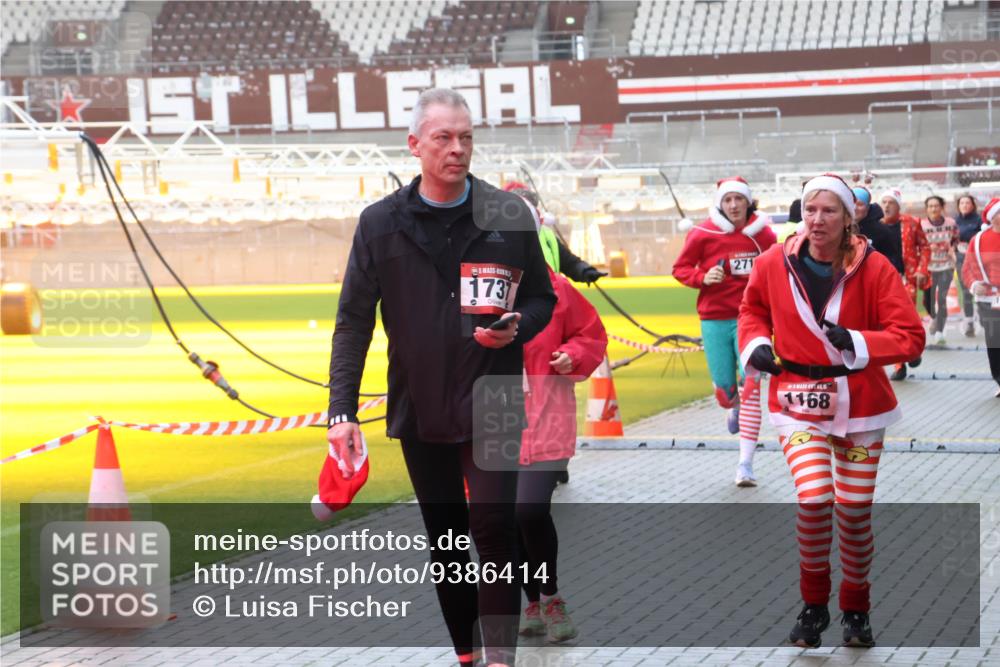 07.12.2025 - St. Pauli X-Mass-Run No. 15 Luisa Fischer http://msf.ph/oto/9386414 07.12.2025 11:40:39 Ziel 1737, 0, 271, 1168, 533, 1168, 1169, 1533, 1756, 1838, 1843, 2031, 2144, 2561, 2713, 3362, 3554, 3824, 3825, 3850 meine-sportfotos.de