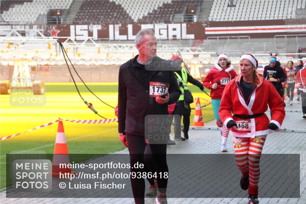 07.12.2025 - St. Pauli X-Mass-Run No. 15 Luisa Fischer http://msf.ph/oto/9386418 07.12.2025 11:40:39 Ziel 1737, 2713, 5, 168, 533, 1168, 1169, 1533, 1756, 1838, 1843, 2031, 2144, 2561, 2713, 3362, 3554, 3824, 3825, 3850 meine-sportfotos.de