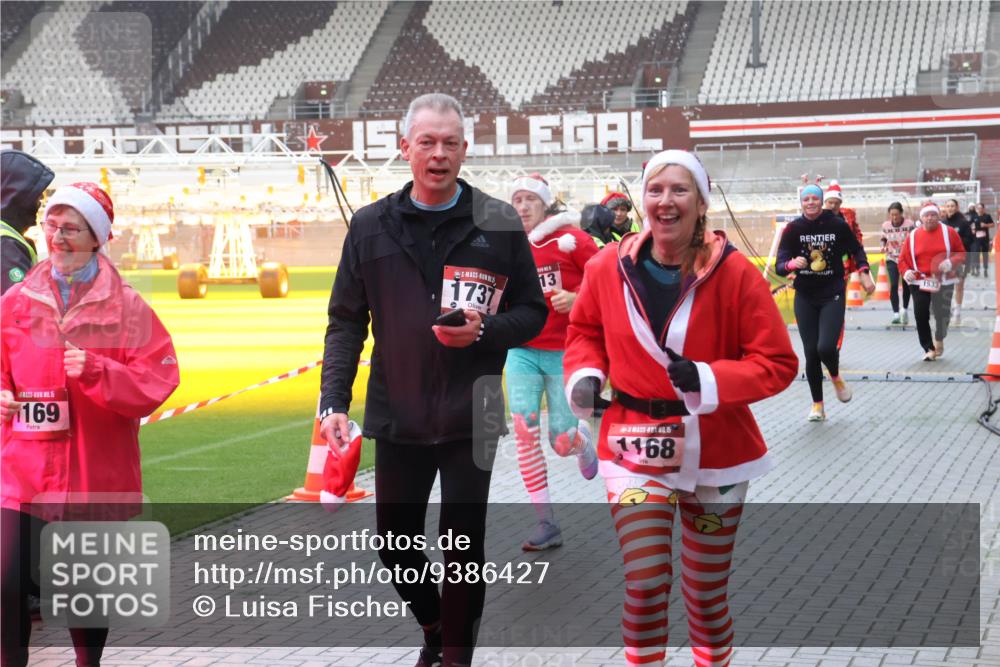 07.12.2025 - St. Pauli X-Mass-Run No. 15 Luisa Fischer http://msf.ph/oto/9386427 07.12.2025 11:40:41 Ziel 15, 169, 15, 1737, 13, 15, 1168, 1533, 1168, 1169, 1533, 1756, 1838, 1843, 2031, 2144, 2561, 2713, 3554, 3824, 3825, 3850 meine-sportfotos.de
