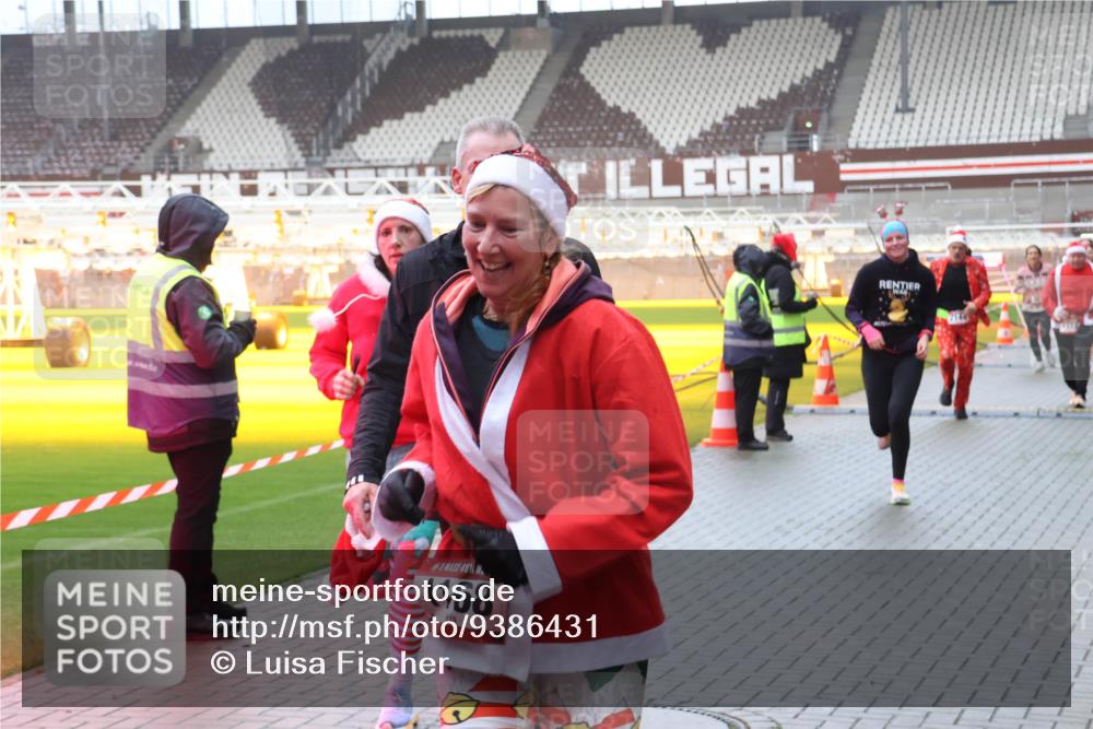07.12.2025 - St. Pauli X-Mass-Run No. 15 Luisa Fischer http://msf.ph/oto/9386431 07.12.2025 11:40:42 Ziel 1168, 1168, 1169, 1533, 1756, 1838, 1843, 2031, 2144, 2416, 2417, 2561, 2713, 3554, 3824, 3825, 3850 meine-sportfotos.de