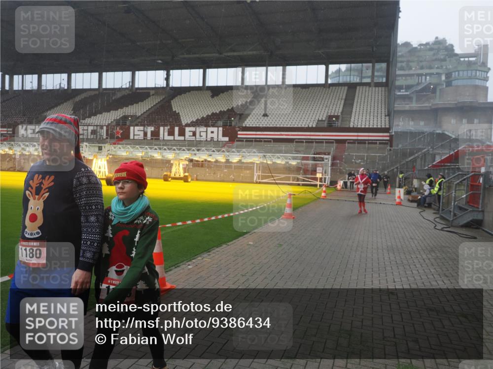 07.12.2025 - St. Pauli X-Mass-Run No. 15 Fabian Wolf http://msf.ph/oto/9386434 07.12.2025 10:15:31 Ziel 436, 1180, 1183, 1885, 2745, 3053, 3103, 4494, 4536 meine-sportfotos.de