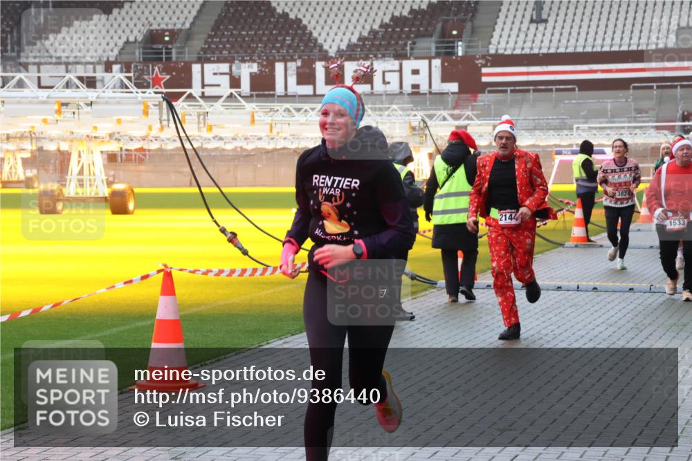 07.12.2025 - St. Pauli X-Mass-Run No. 15 Luisa Fischer http://msf.ph/oto/9386440 07.12.2025 11:40:44 Ziel 2144, 3824, 1533, 1061, 1168, 1169, 1533, 1756, 1838, 1843, 2031, 2144, 2416, 2417, 2561, 2713, 3554, 3824, 3825, 3850 meine-sportfotos.de