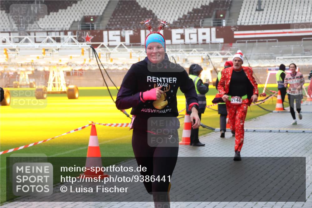 07.12.2025 - St. Pauli X-Mass-Run No. 15 Luisa Fischer http://msf.ph/oto/9386441 07.12.2025 11:40:44 Ziel 2144, 1061, 1168, 1169, 1533, 1756, 1838, 1843, 2031, 2144, 2416, 2417, 2561, 2713, 3554, 3824, 3825, 3850 meine-sportfotos.de