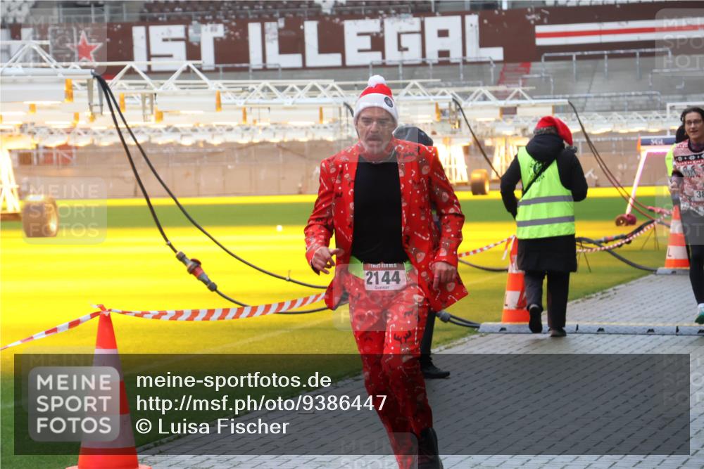 07.12.2025 - St. Pauli X-Mass-Run No. 15 Luisa Fischer http://msf.ph/oto/9386447 07.12.2025 11:40:45 Ziel 15, 2144, 1061, 1168, 1169, 1533, 1756, 1838, 1843, 2031, 2144, 2416, 2417, 2561, 2713, 3554, 3824, 3825, 3850 meine-sportfotos.de