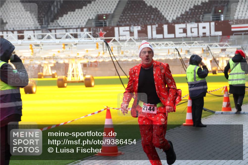 07.12.2025 - St. Pauli X-Mass-Run No. 15 Luisa Fischer http://msf.ph/oto/9386454 07.12.2025 11:40:46 Ziel 2144, 1061, 1168, 1169, 1533, 1756, 1838, 1843, 2031, 2144, 2416, 2417, 2561, 2713, 3554, 3824, 3825, 3850 meine-sportfotos.de