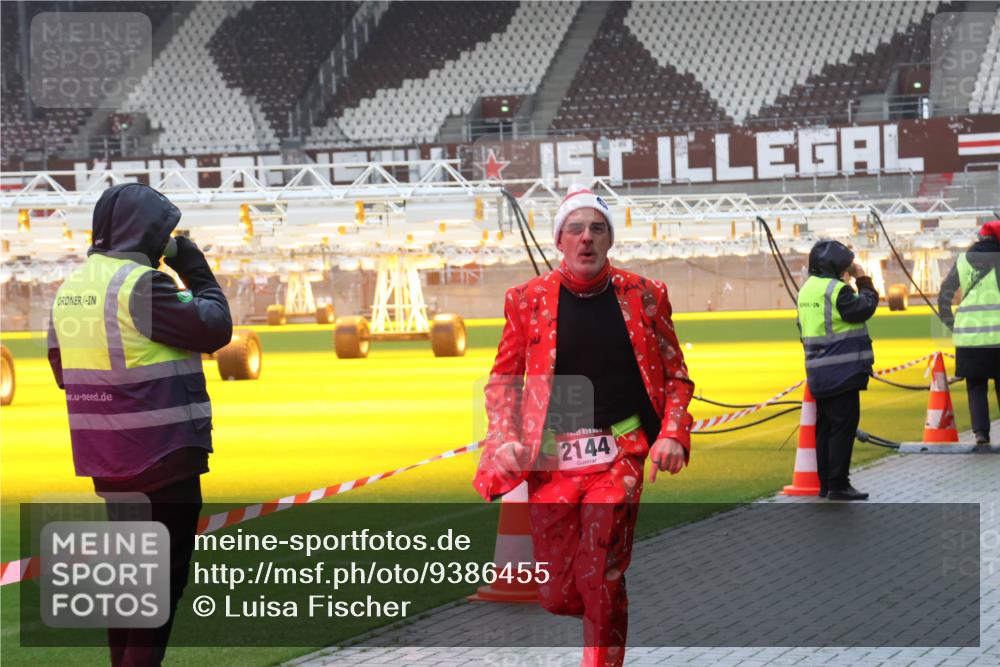 07.12.2025 - St. Pauli X-Mass-Run No. 15 Luisa Fischer http://msf.ph/oto/9386455 07.12.2025 11:40:46 Ziel 2144, 1061, 1168, 1169, 1533, 1756, 1838, 1843, 2031, 2144, 2416, 2417, 2561, 2713, 3554, 3824, 3825, 3850 meine-sportfotos.de