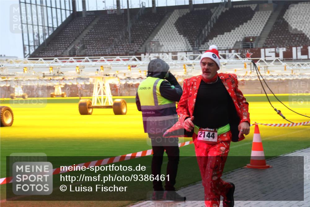 07.12.2025 - St. Pauli X-Mass-Run No. 15 Luisa Fischer http://msf.ph/oto/9386461 07.12.2025 11:40:47 Ziel 2144, 52, 1061, 1168, 1169, 1533, 1756, 1838, 1843, 2031, 2144, 2416, 2417, 2713, 3554, 3824, 3825, 3850 meine-sportfotos.de