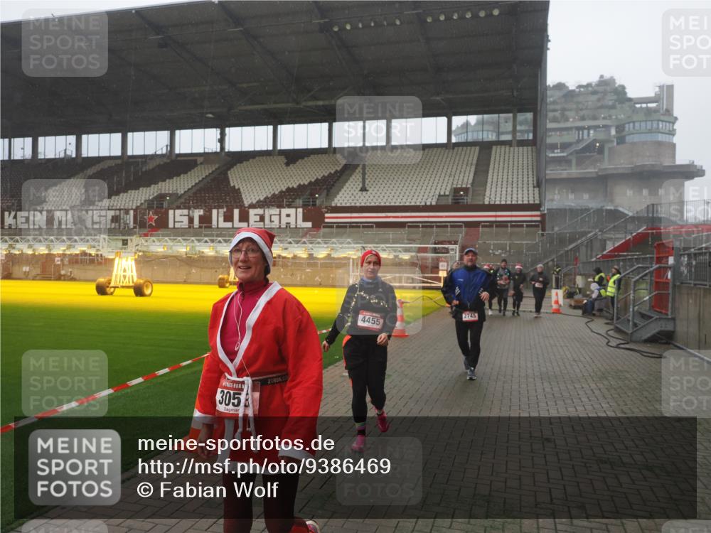07.12.2025 - St. Pauli X-Mass-Run No. 15 Fabian Wolf http://msf.ph/oto/9386469 07.12.2025 10:15:40 Ziel 2641, 2645, 2652, 2658, 2659, 2745, 3053, 4455 meine-sportfotos.de