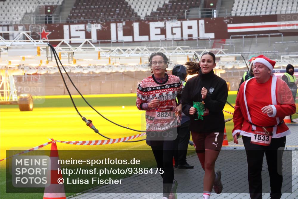 07.12.2025 - St. Pauli X-Mass-Run No. 15 Luisa Fischer http://msf.ph/oto/9386475 07.12.2025 11:40:49 Ziel 1, 15, 3824, 1533, 52, 1061, 1168, 1169, 1533, 1756, 2031, 2144, 2416, 2417, 2713, 3554, 3824, 3825, 3850 meine-sportfotos.de