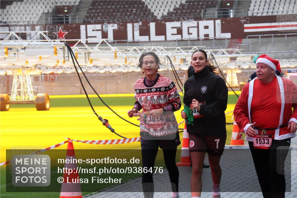 07.12.2025 - St. Pauli X-Mass-Run No. 15 Luisa Fischer http://msf.ph/oto/9386476 07.12.2025 11:40:49 Ziel 38, 24, 8, 7, 15, 1533, 52, 1061, 1168, 1169, 1533, 1756, 2031, 2144, 2416, 2417, 2713, 3554, 3824, 3825, 3850 meine-sportfotos.de