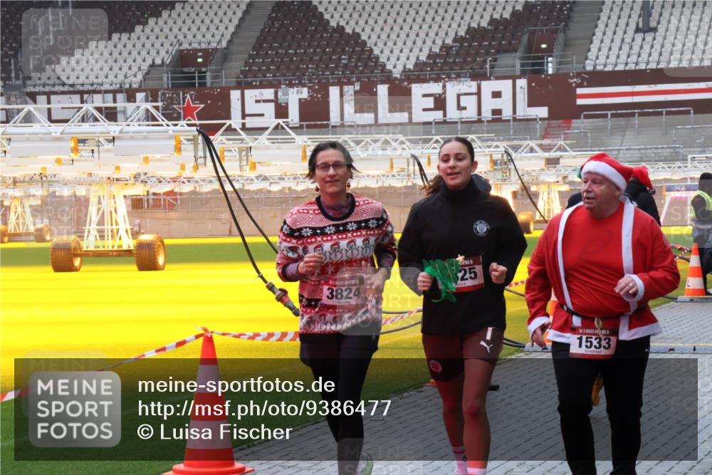 07.12.2025 - St. Pauli X-Mass-Run No. 15 Luisa Fischer http://msf.ph/oto/9386477 07.12.2025 11:40:50 Ziel 3824, 25, 45, 1533, 52, 726, 727, 1061, 1168, 1169, 1533, 1756, 2031, 2144, 2416, 2417, 2713, 3554, 3824, 3825, 3850 meine-sportfotos.de