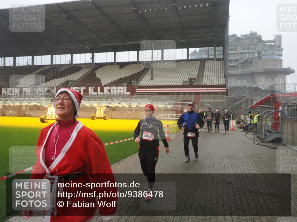 07.12.2025 - St. Pauli X-Mass-Run No. 15 Fabian Wolf http://msf.ph/oto/9386478 07.12.2025 10:15:40 Ziel 2641, 2645, 2652, 2658, 2659, 2745, 3053, 4455 meine-sportfotos.de