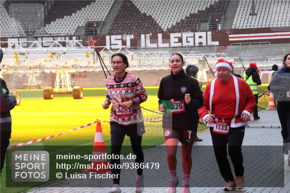 07.12.2025 - St. Pauli X-Mass-Run No. 15 Luisa Fischer http://msf.ph/oto/9386479 07.12.2025 11:40:50 Ziel 38, 825, 7, 1533, 52, 726, 727, 1061, 1168, 1169, 1533, 1756, 2031, 2144, 2416, 2417, 2713, 3554, 3824, 3825, 3850 meine-sportfotos.de