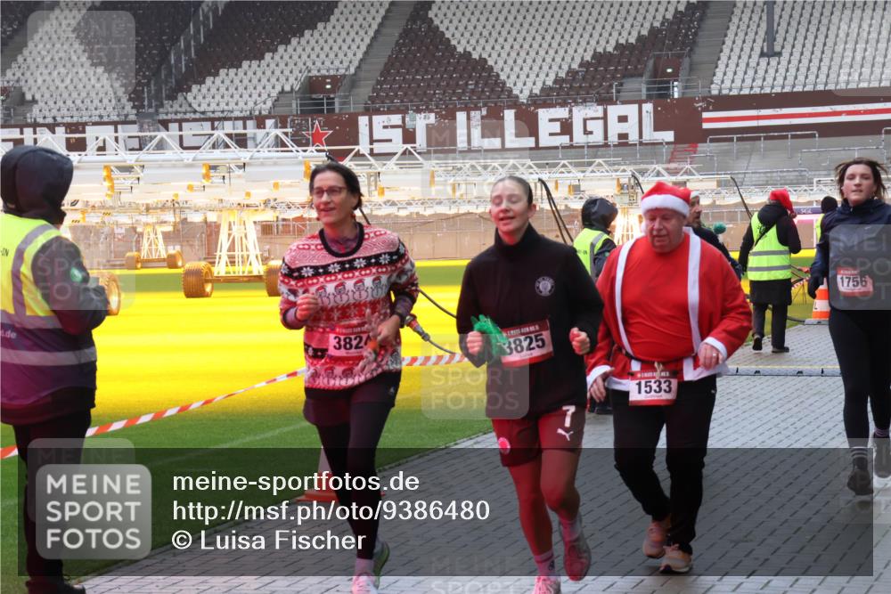 07.12.2025 - St. Pauli X-Mass-Run No. 15 Luisa Fischer http://msf.ph/oto/9386480 07.12.2025 11:40:50 Ziel 3824, 3825, 7, 1533, 1756, 52, 726, 727, 1061, 1168, 1169, 1533, 1756, 2031, 2144, 2416, 2417, 2713, 3554, 3824, 3825, 3850 meine-sportfotos.de