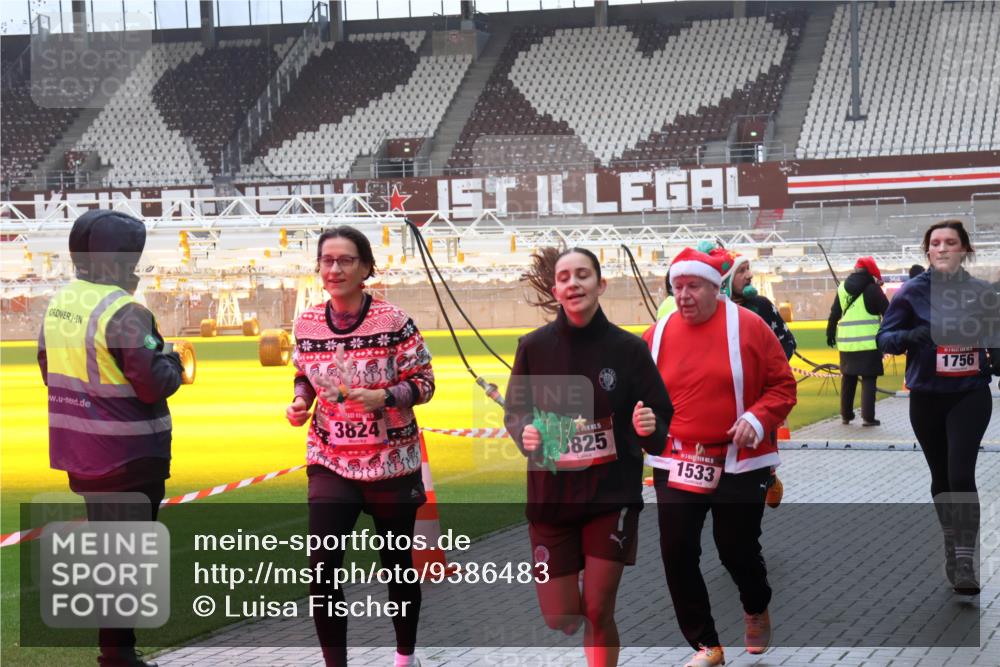 07.12.2025 - St. Pauli X-Mass-Run No. 15 Luisa Fischer http://msf.ph/oto/9386483 07.12.2025 11:40:51 Ziel 3824, 8825, 1533, 1756, 52, 726, 727, 1061, 1168, 1169, 1533, 1756, 2031, 2144, 2416, 2417, 2713, 2865, 3554, 3824, 3825, 3850 meine-sportfotos.de