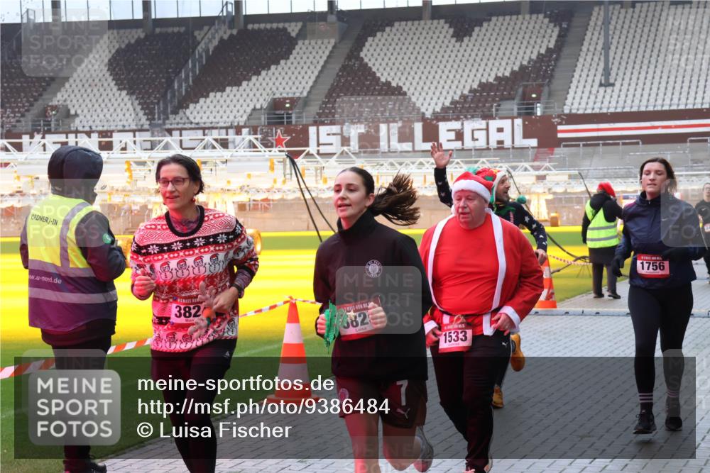 07.12.2025 - St. Pauli X-Mass-Run No. 15 Luisa Fischer http://msf.ph/oto/9386484 07.12.2025 11:40:51 Ziel 382, 382, 7, 1533, 1756, 52, 726, 727, 1061, 1168, 1169, 1533, 1756, 2031, 2144, 2416, 2417, 2713, 2865, 3554, 3824, 3825, 3850 meine-sportfotos.de